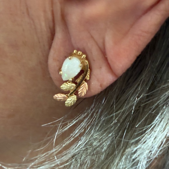 Simply stunning Black Hills gold opal leaf earrings 10K - Picture 2 of 5